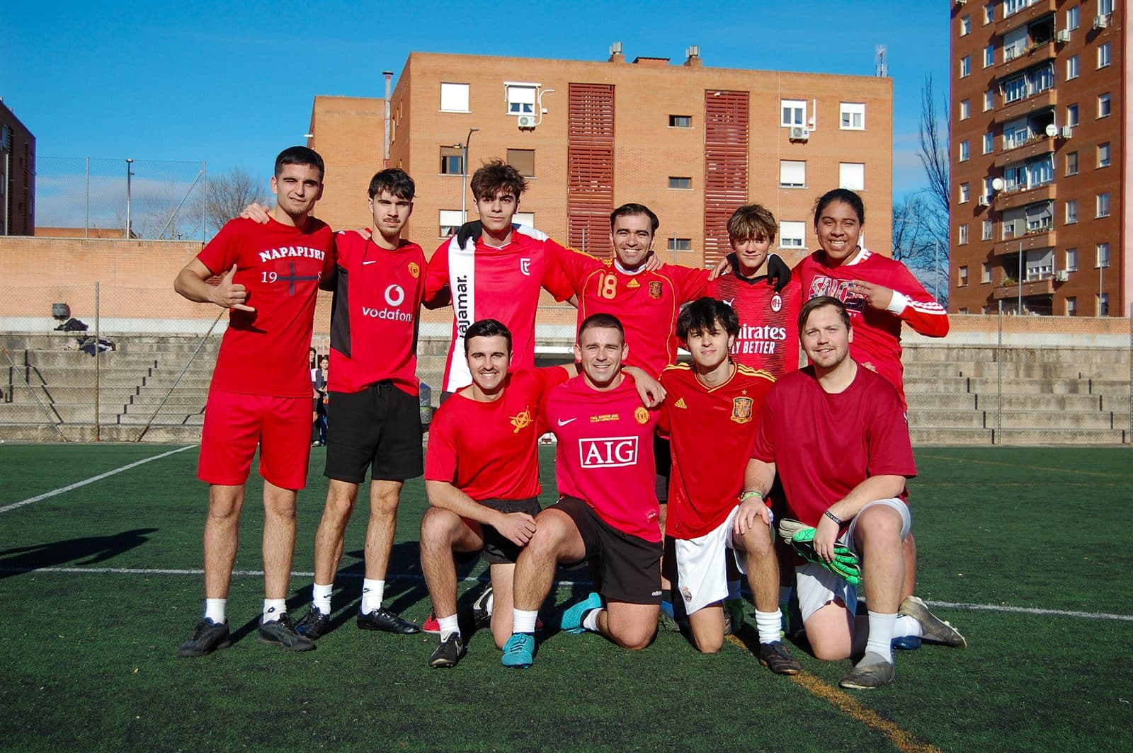 Imagen de portada de Fútbol solidario: competir, servir y hacer equipo